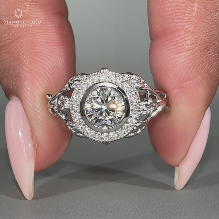 Round brilliant cut diamond in round cut halo setting style.
