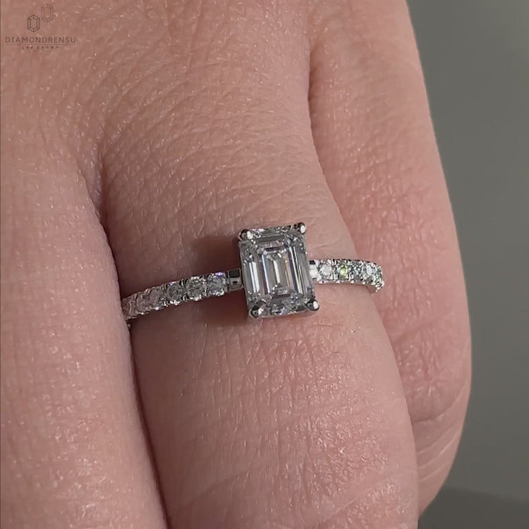 Diamondrensu UK engagement ring, perfect for special occasions.
