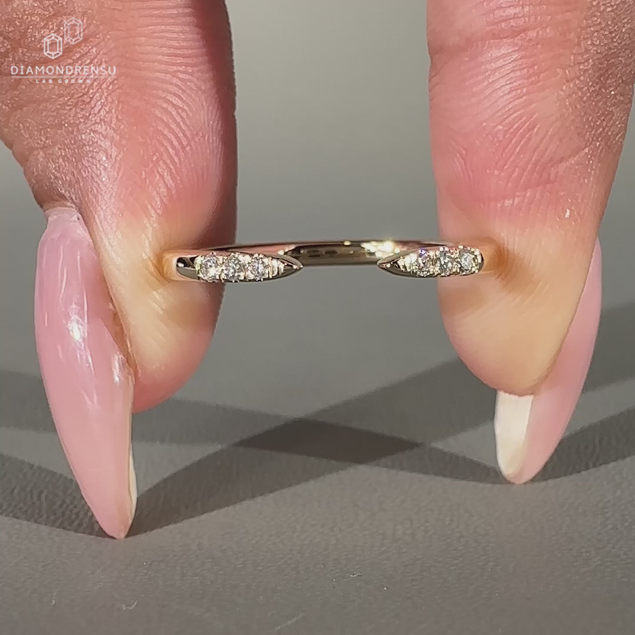 Round diamond wedding band in yellow gold