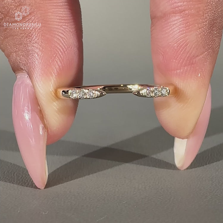 Round diamond wedding band in yellow gold