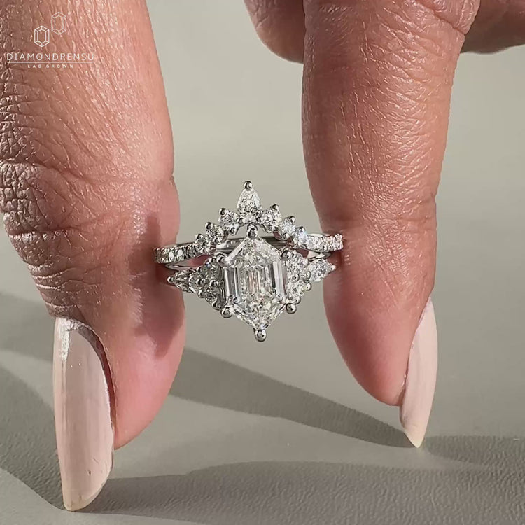 Hexagon centre stone in muse setting ring with chevron wedding band.
