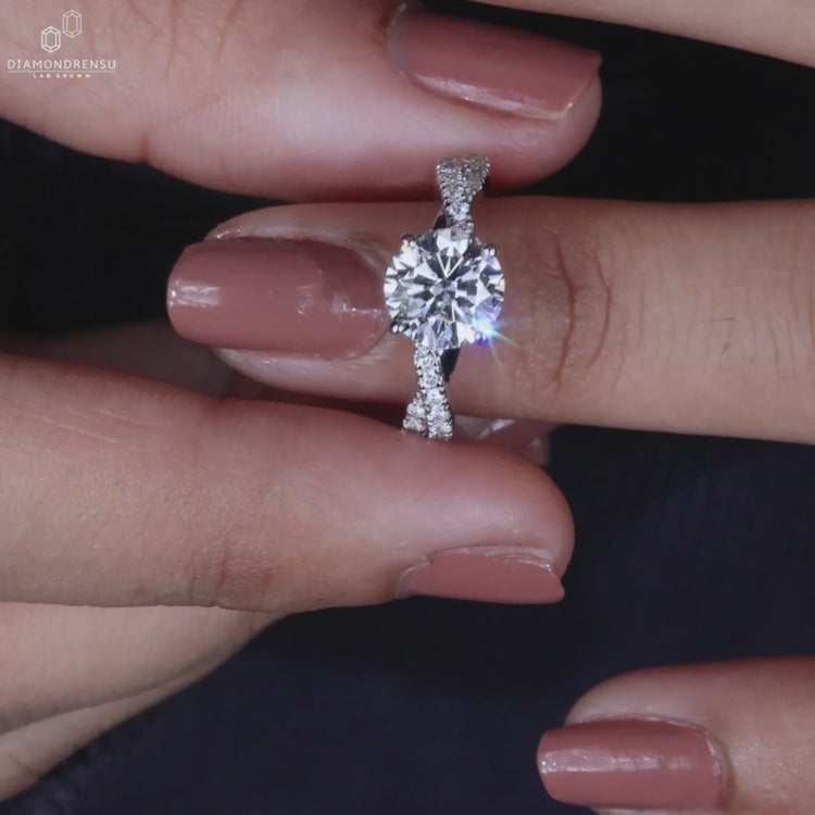 Diamondrensu UK engagement ring made with lab-grown diamonds.