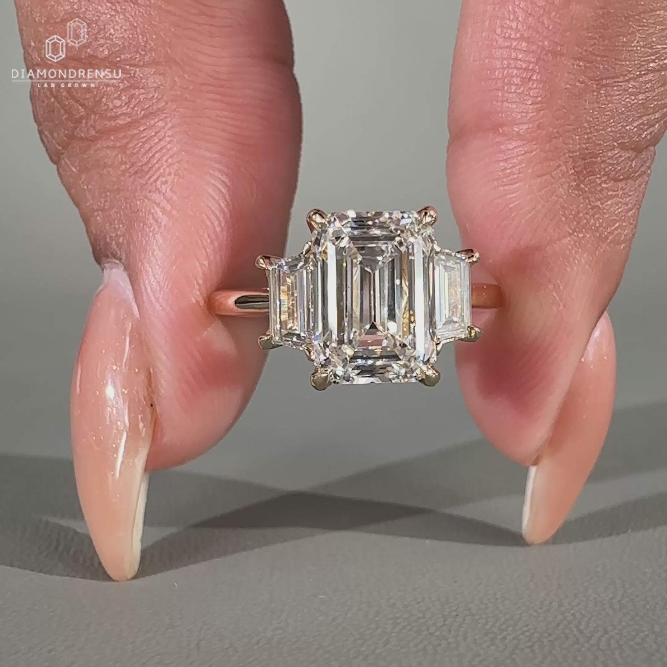 This ring has one emerald diamond in the center.

