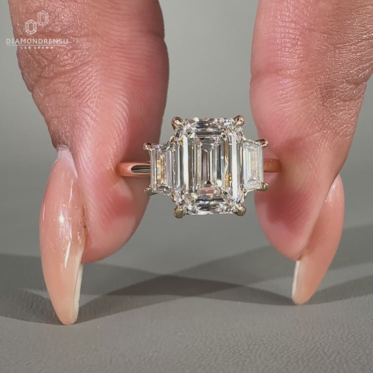 This ring has one emerald diamond in the center.
