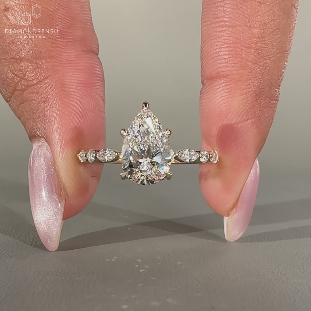 Marquise and round diamond ring in yellow gold.
