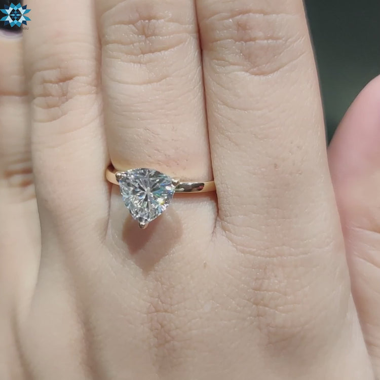 Solitaire engagement ring in yellow gold.
