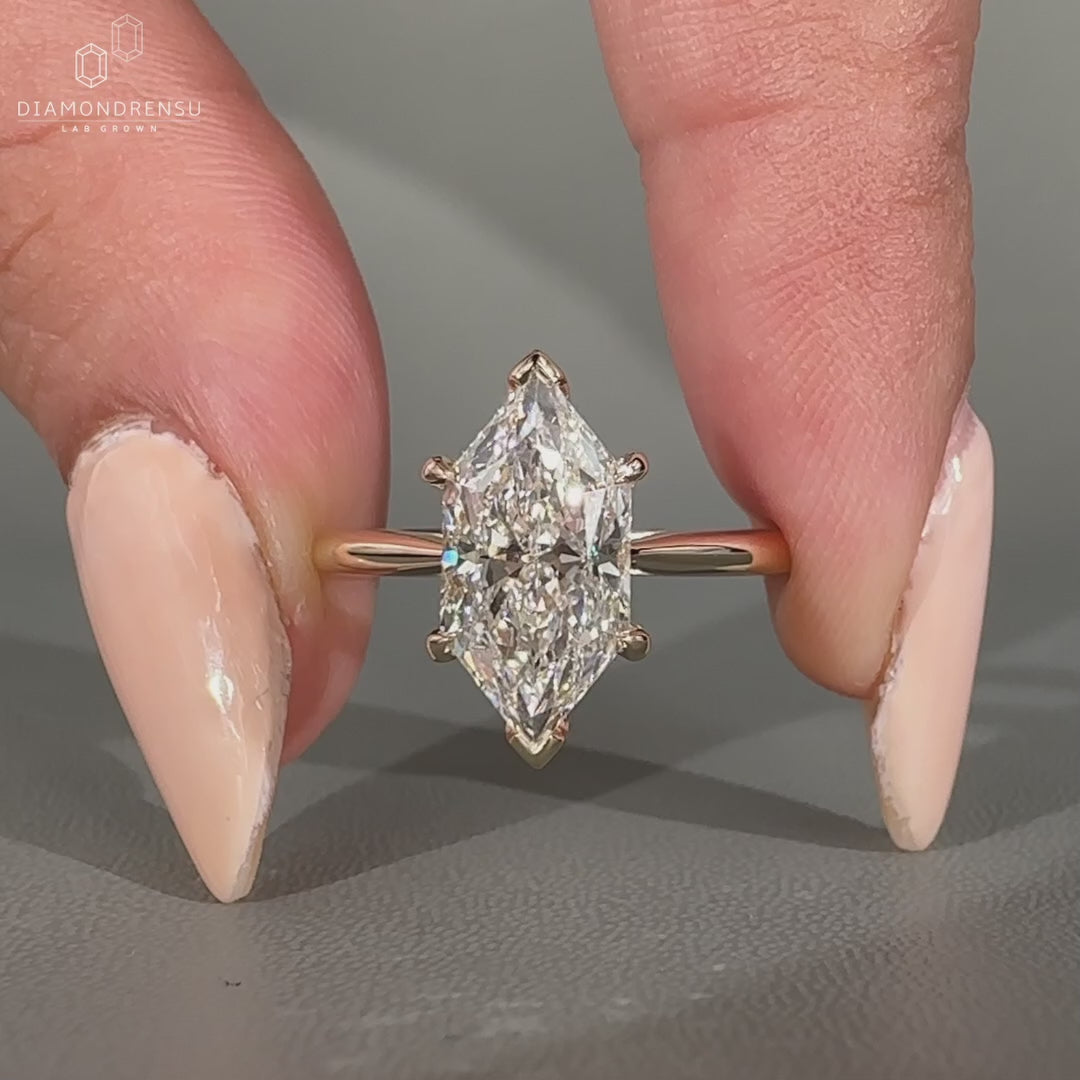 Dutch marquise diamond ring with refined detailing.

