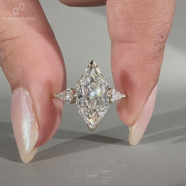 Dutch Marquise centre stone paired with kite cut sides.
