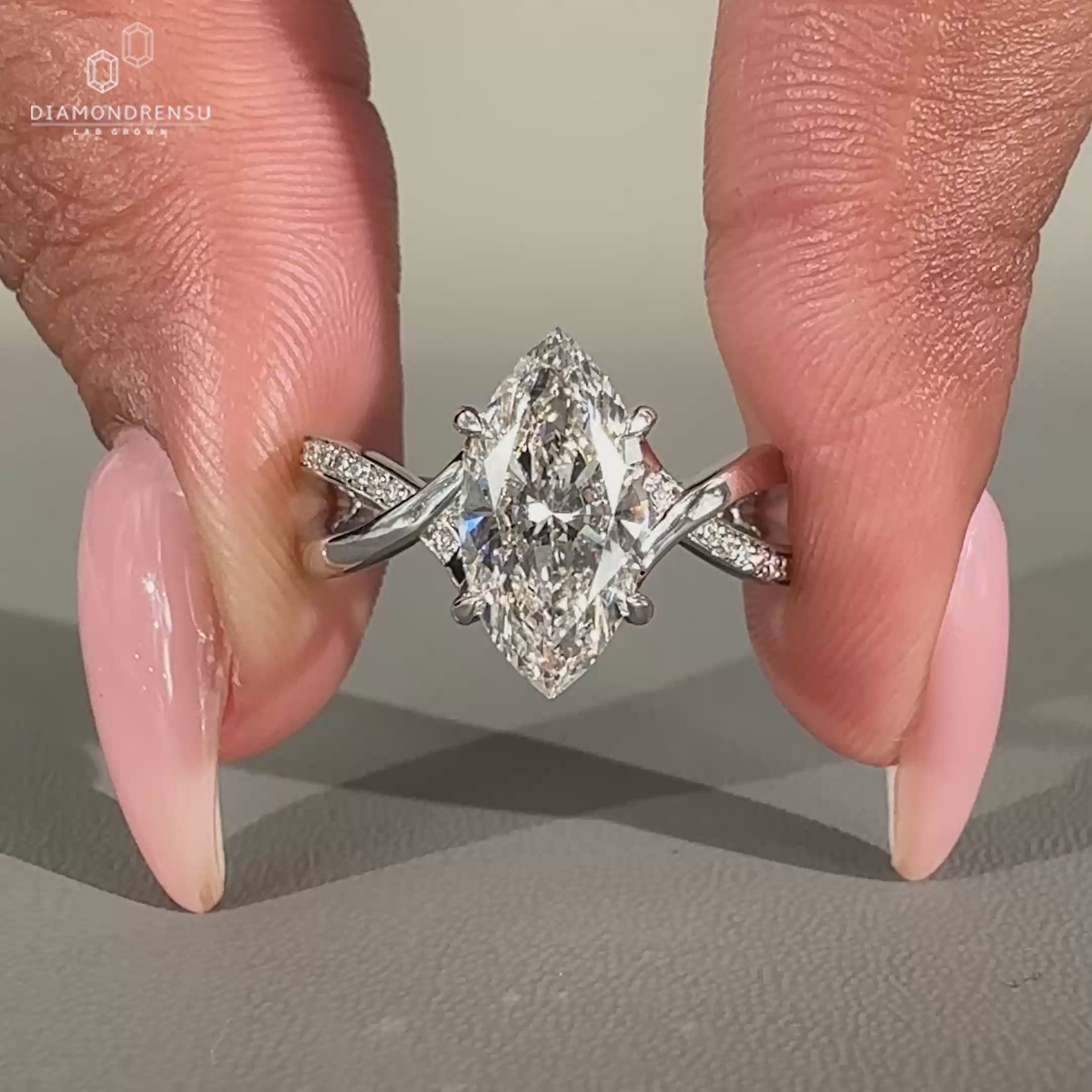 Round cut pave band in white gold with 4 prong claw setting.
