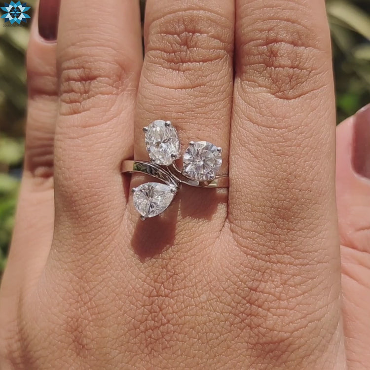 Diamondrensu UK ring with 3 moissanite stones.
