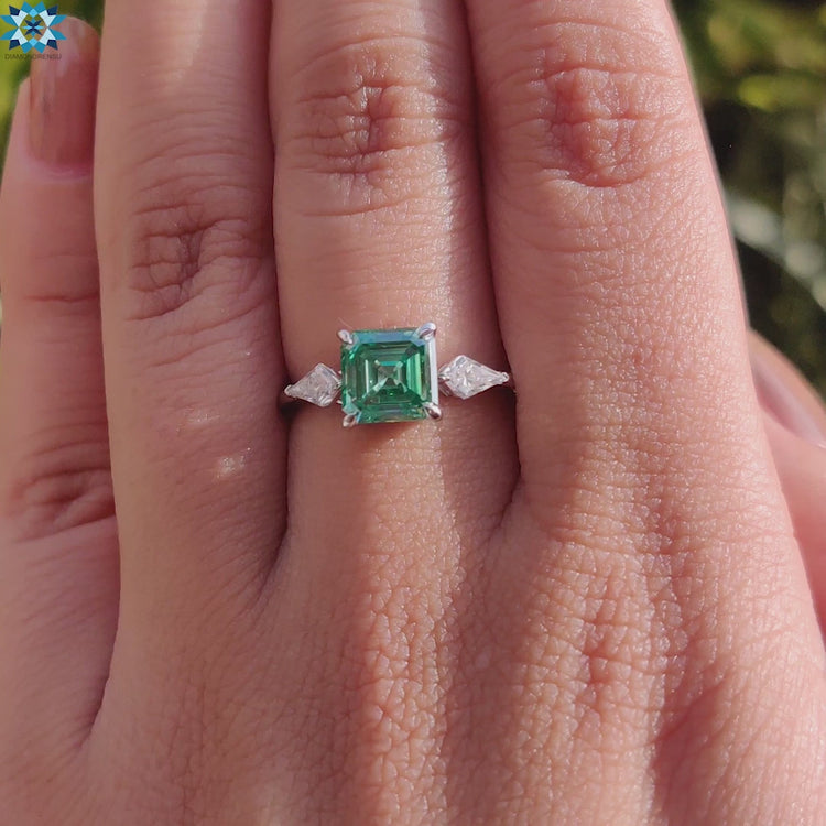 Diamondrensu UK Asscher cut engagement ring.
