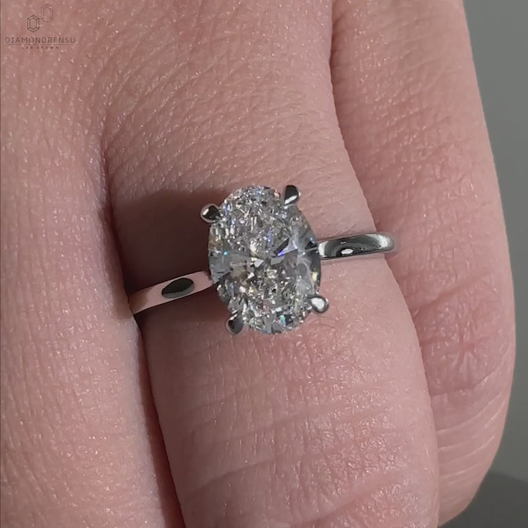 Diamondrensu UK engagement ring in an oval cut with white gold for modern elegance.