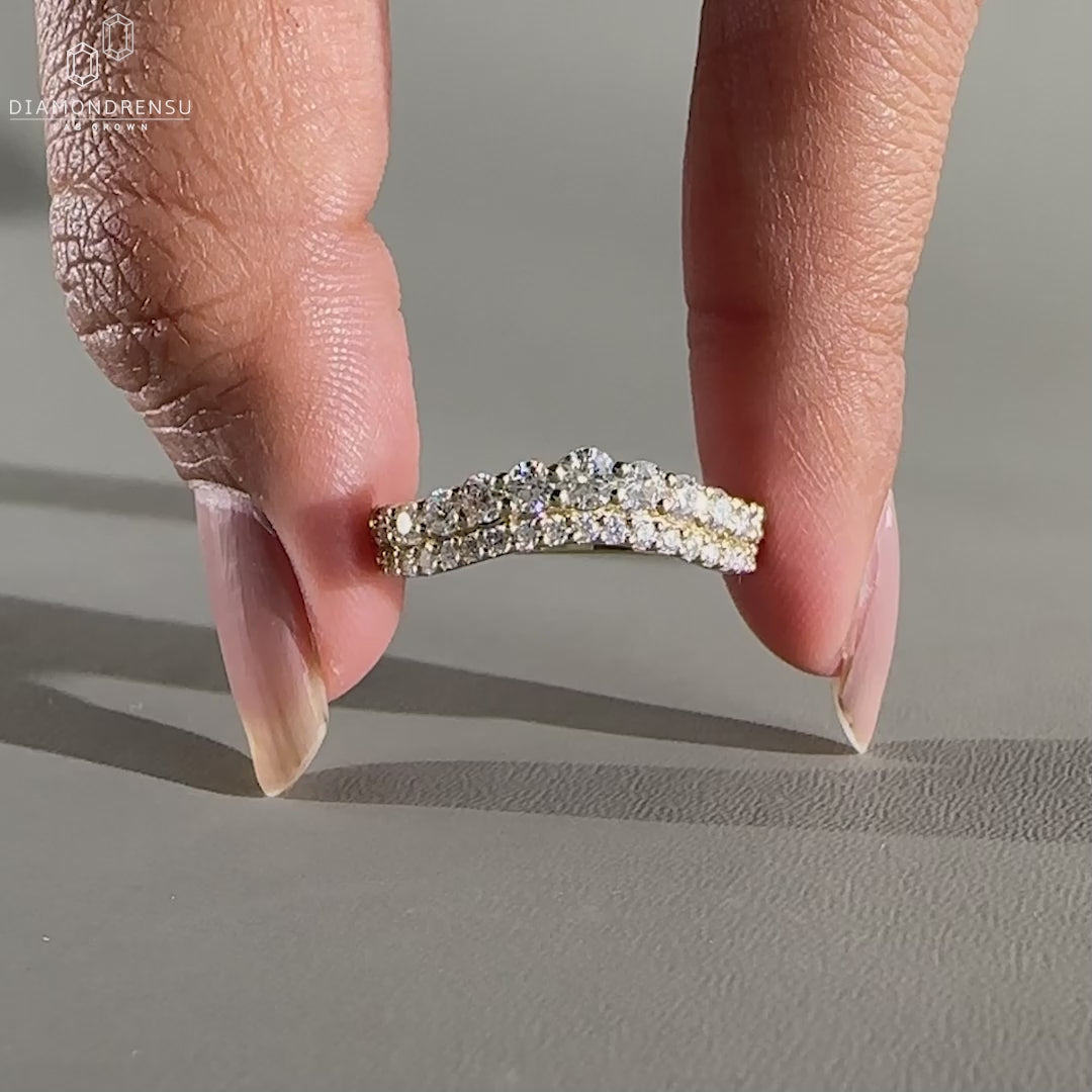 Round cut diamond curved wedding ring.
