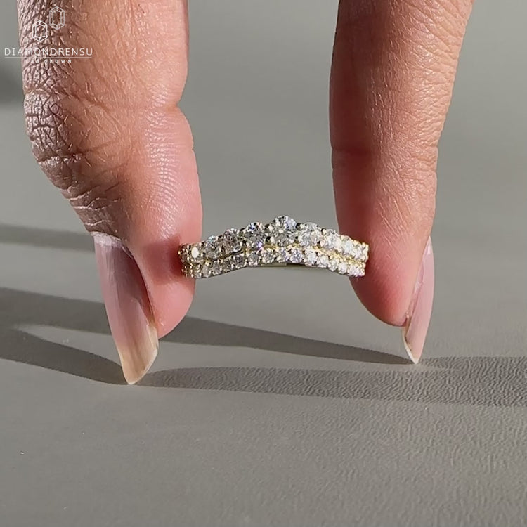 Round cut diamond curved wedding ring.

