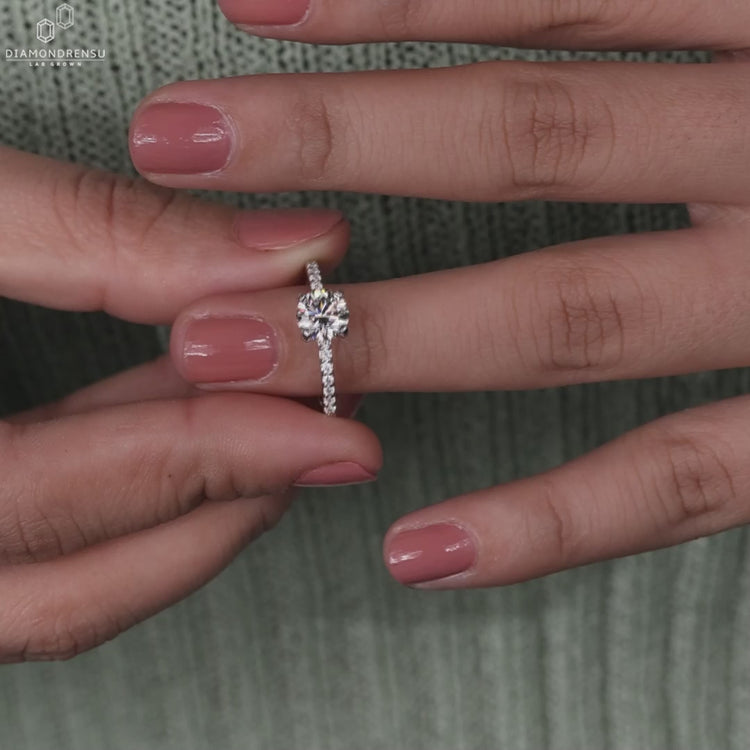 Round diamond ring with prong setting in diamondrensu UK style.