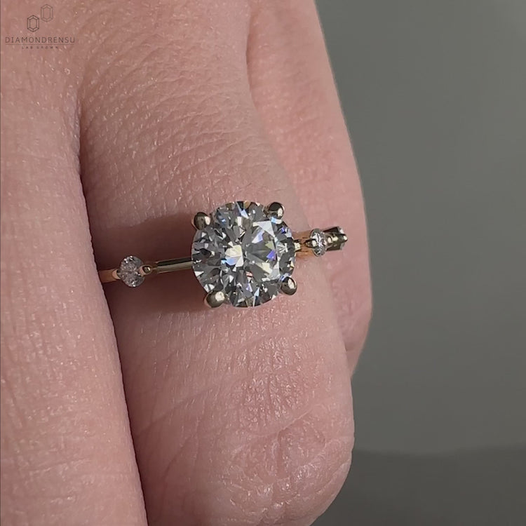 Engage ring UK design with an igi certified Lab Grown Diamond and a 4 prong round diamond engagement ring style.