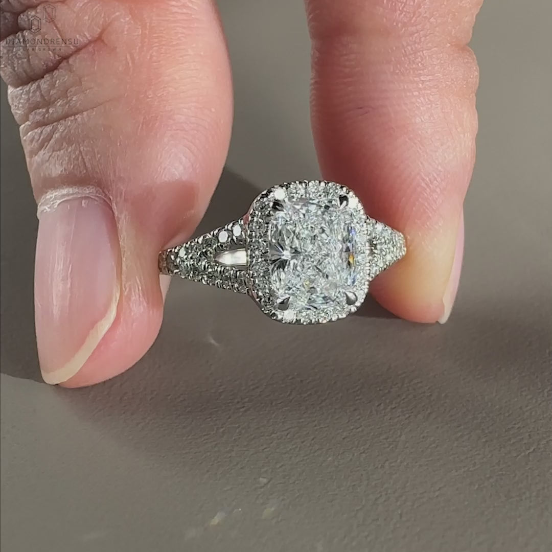 Featuring hidden accents diamonds for an extra touch of sparkle in your engagement ring.