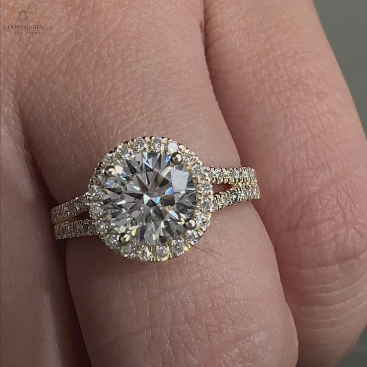 Round diamond center stone with pave band.
