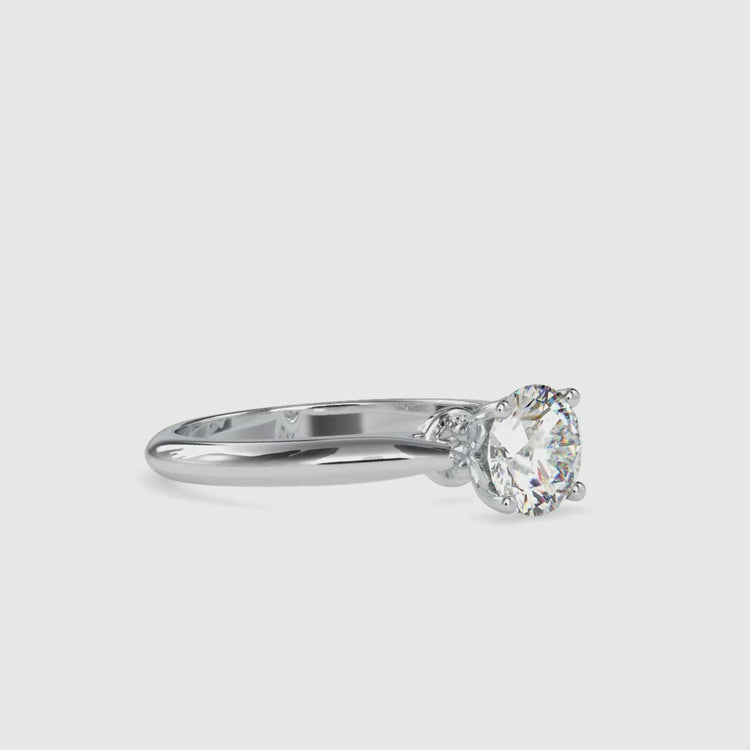 Handmade jewellery ring in yellow gold with round solitaire.
