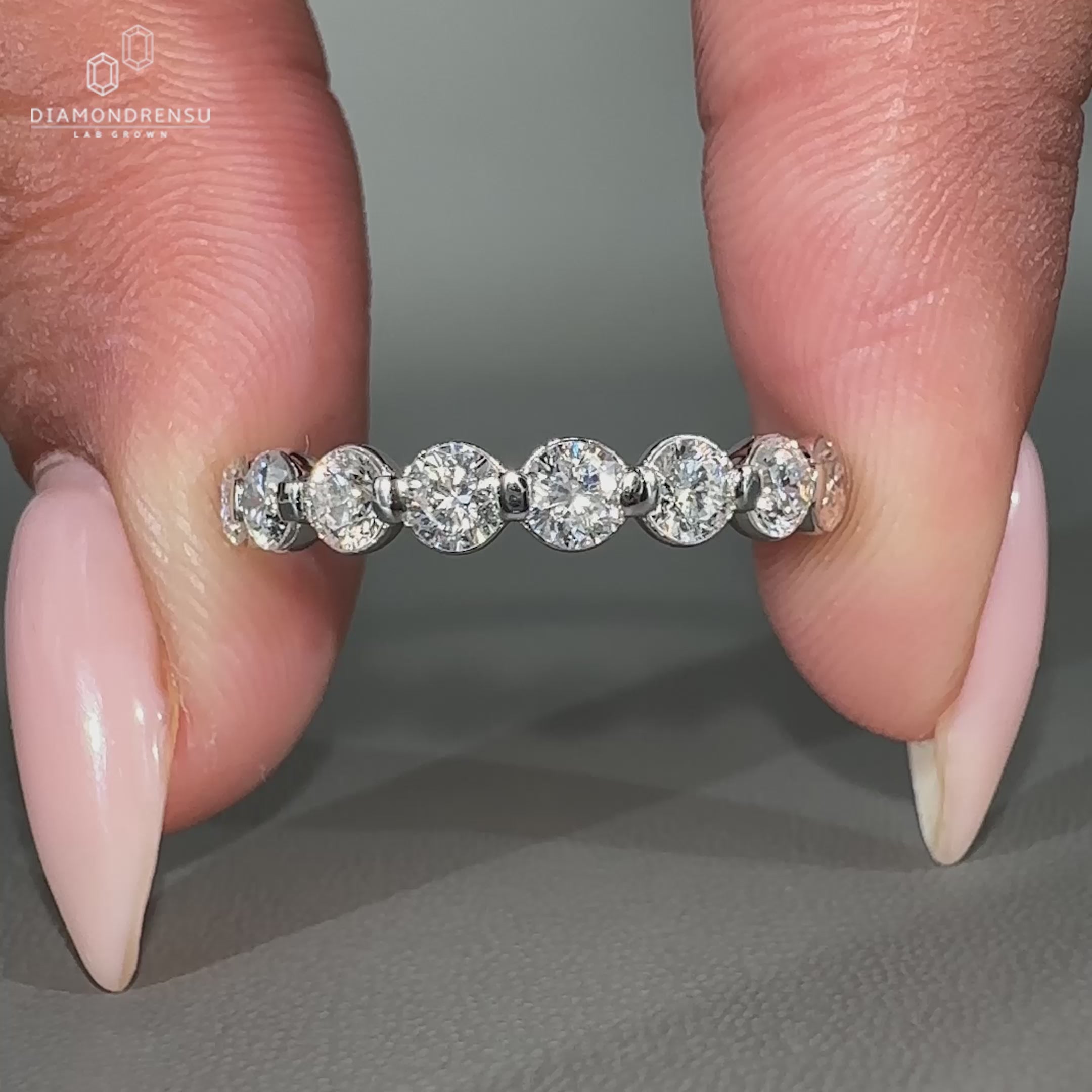 Round Diamond wedding band in white gold
