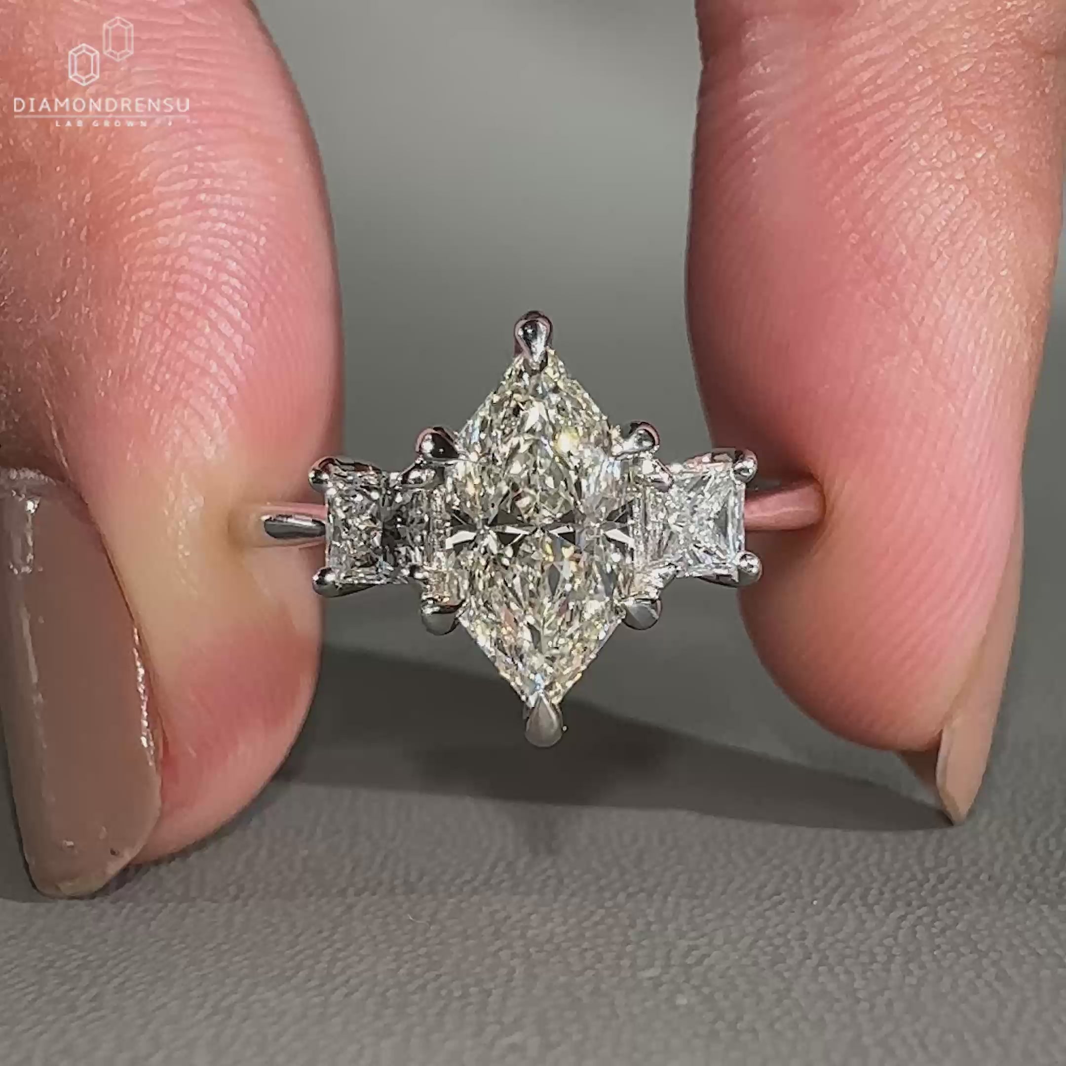 Princess cut side stones set in 6 claw prong setting.
