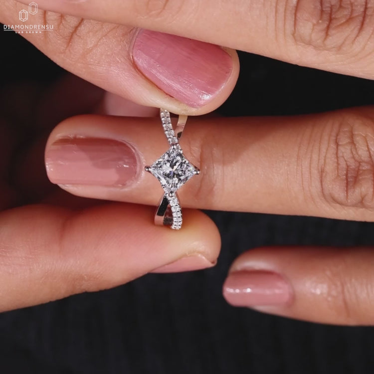 Diamondrensu UK engagement ring with timeless style.