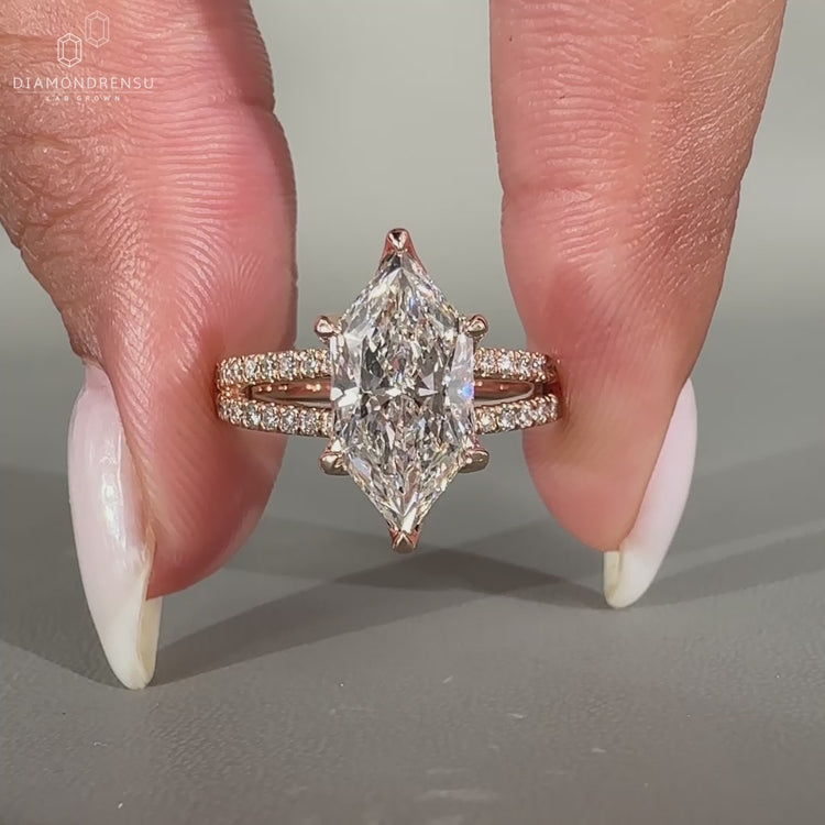 Split Shank Band adds style and support to the ring.