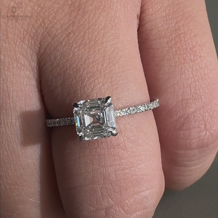 Diamondrensu UK engagement ring showcasing an Asscher cut style.
