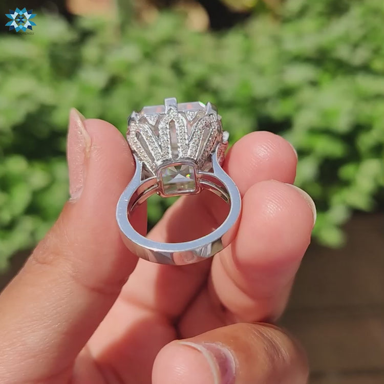 4 claw prong setting holding Asscher cut moissanite centre stone.
