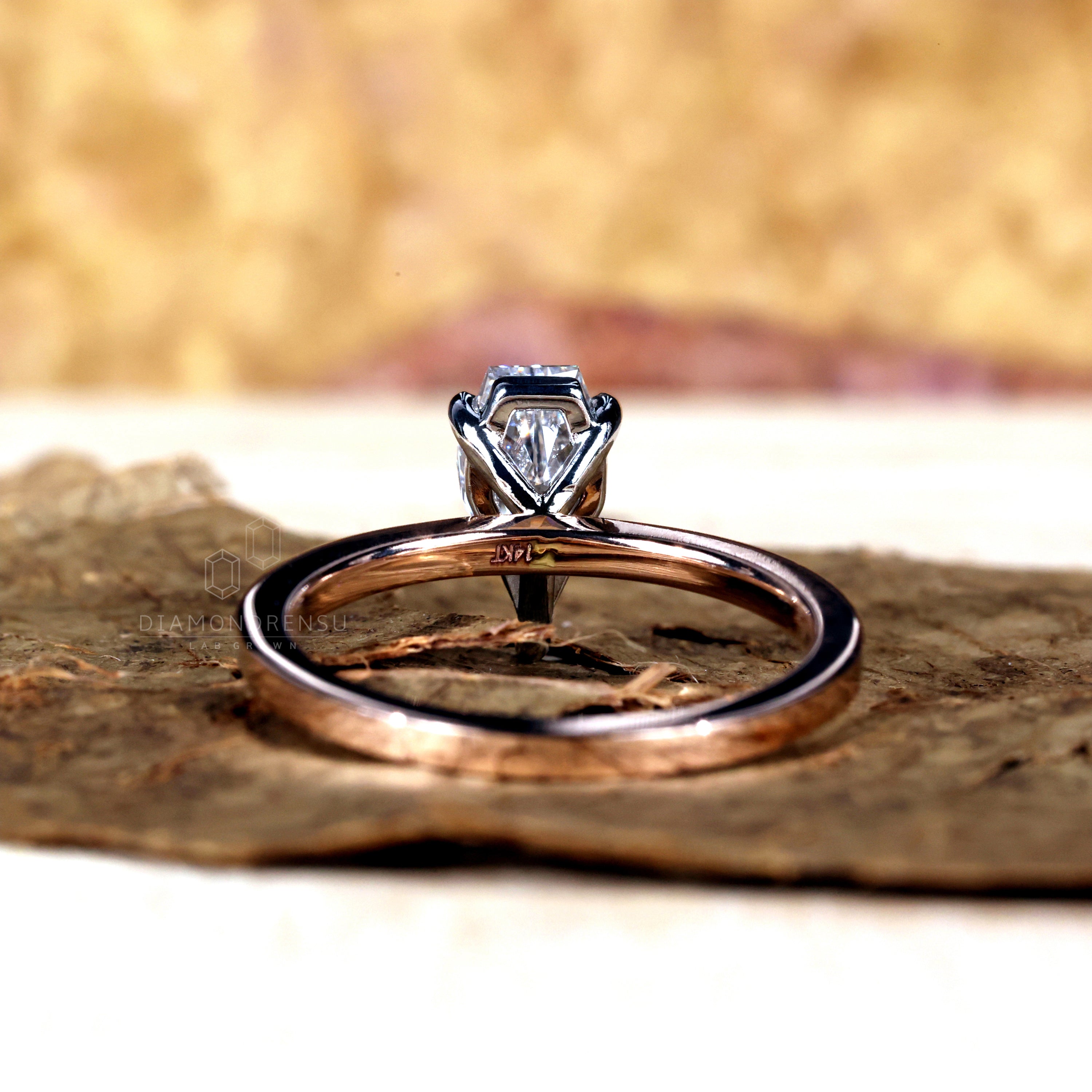 Claw prong engagement ring showcasing a 1 carat diamond solitaire
