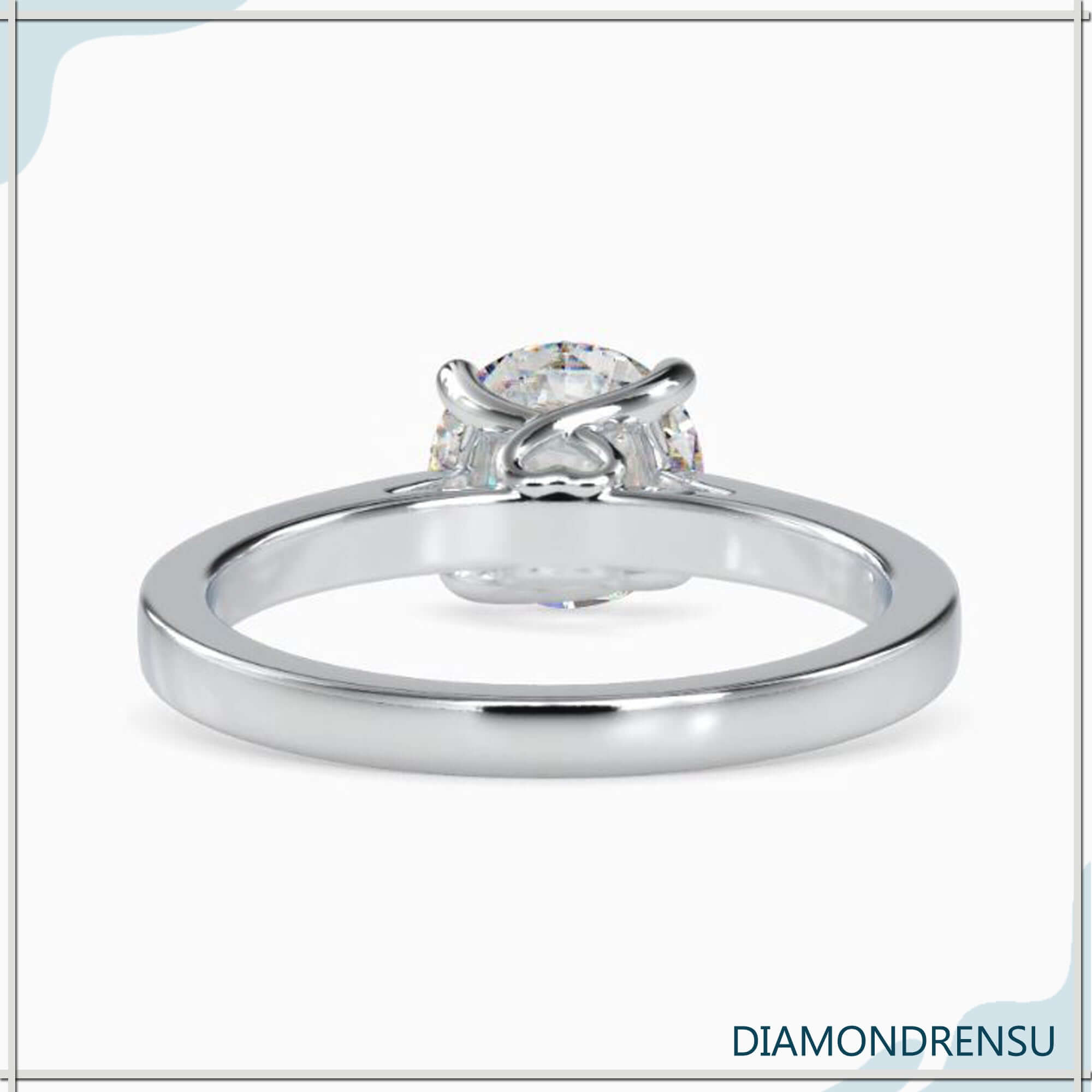 Round cut diamond ring with a chic and modern design.
