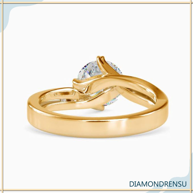 Diamondrensu UK ring in yellow gold with heart prong setting.
