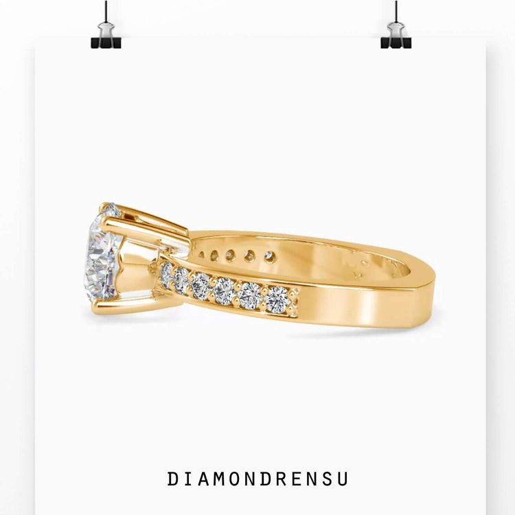 Designer ring featuring IGI certified lab grown diamond centrepiece.
