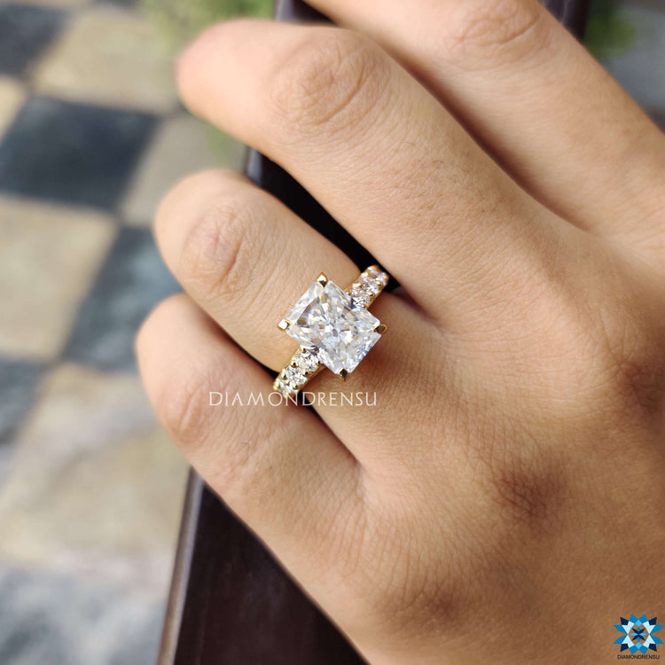 Diamondrensu UK radiant cut moissanite ring.
