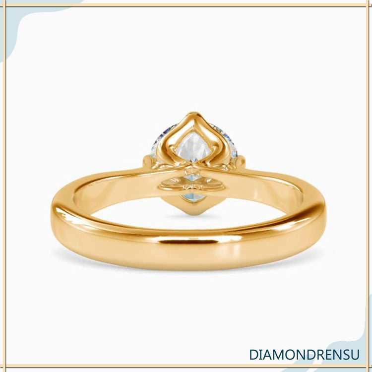 Handmade jewellery ring in yellow gold with round diamond.
