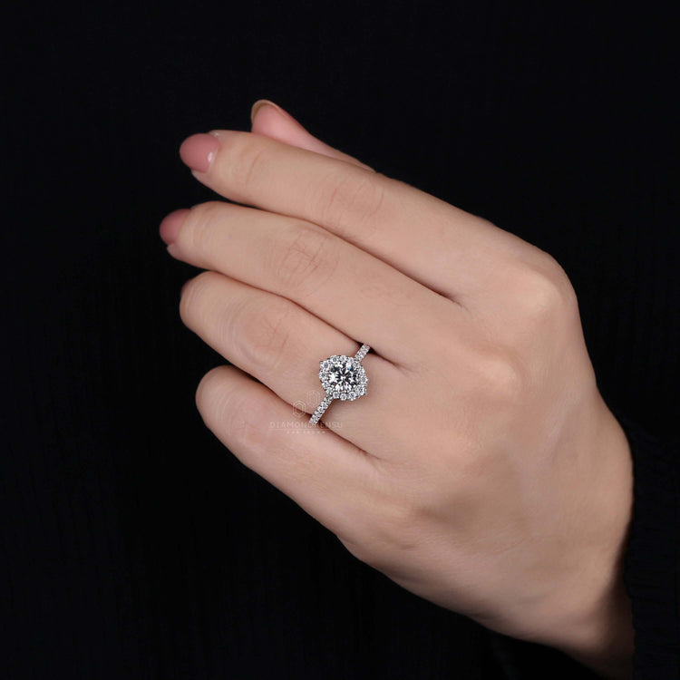 Diamond cluster ring featuring Lab Grown Diamond, igi certified, perfect as an engagement ring for women.
