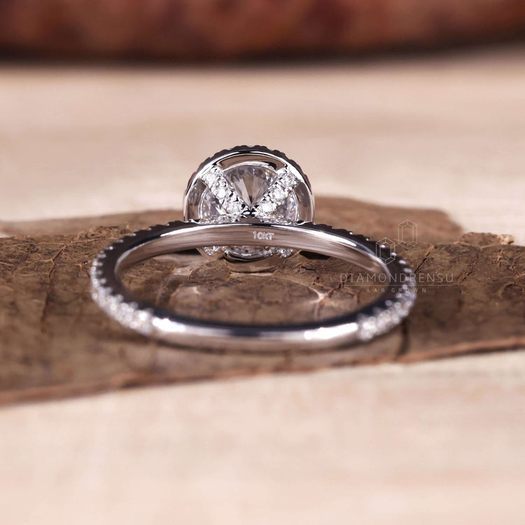 White gold engagement ring with a 2 carat round diamond design
