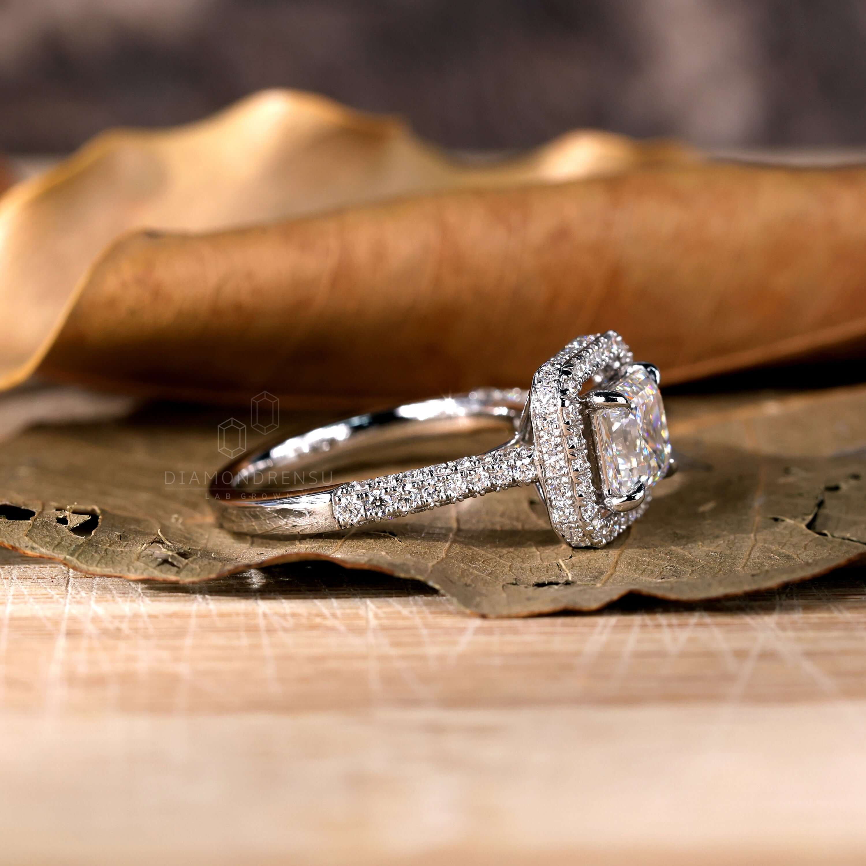 Halo ring with sparkling diamonds for a glamorous look.