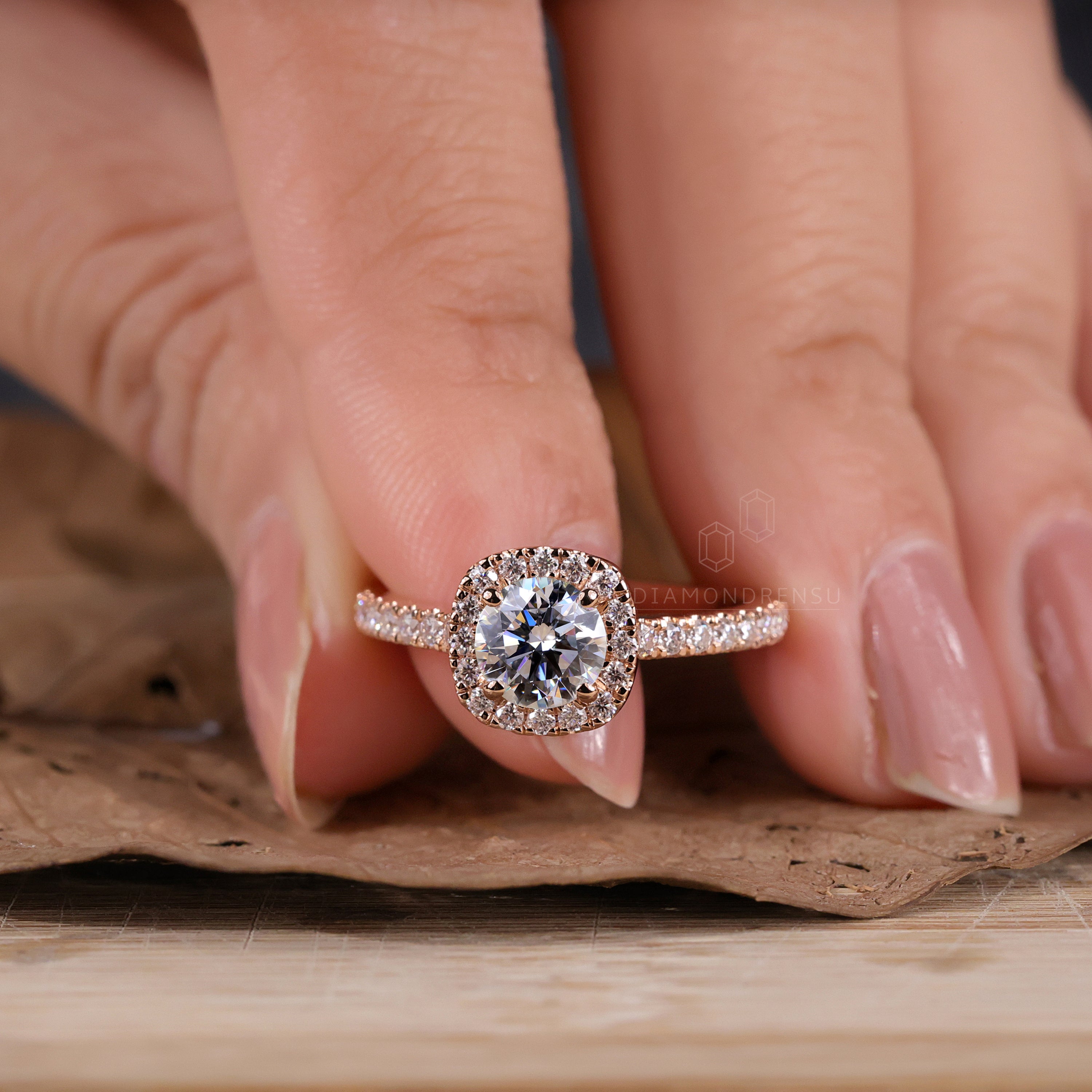 Cathedral ring setting round diamond with exquisite brilliance.