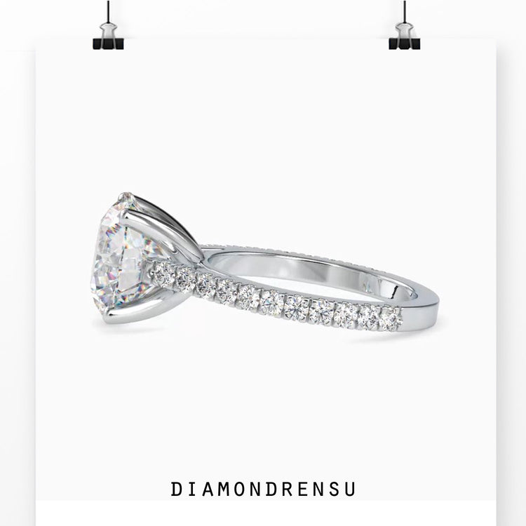Round diamond pavé band designed for a clean and bright look.
