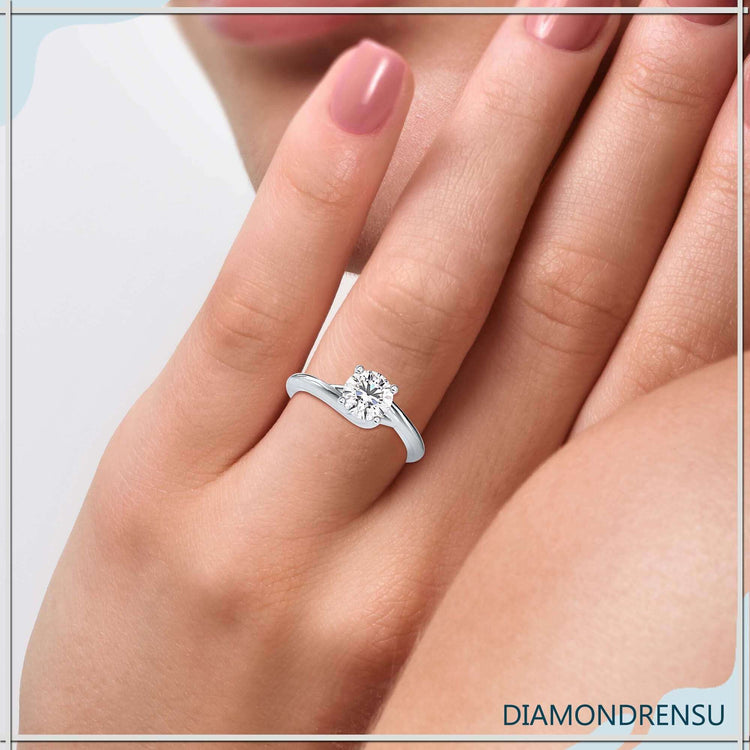 Round cut diamond ring in yellow gold with solitaire design.
