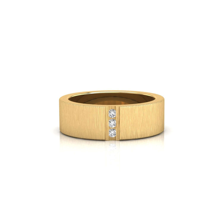 Diamondrensu UK wedding band in yellow gold with baguette diamonds.
