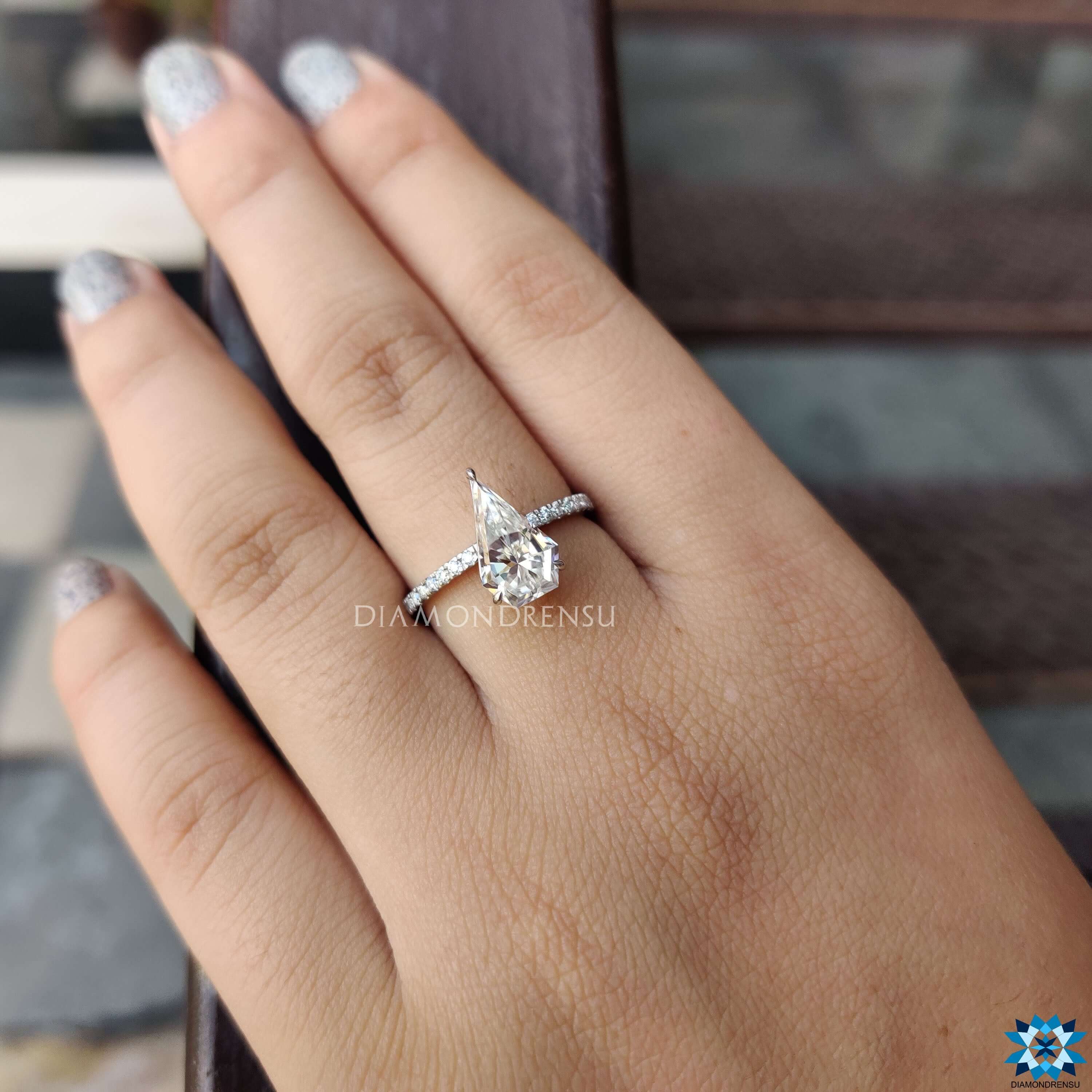 white gold engagement ring - diamondrensu