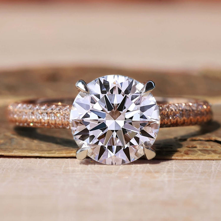Round diamond ring with exquisite brilliance in a classic design.