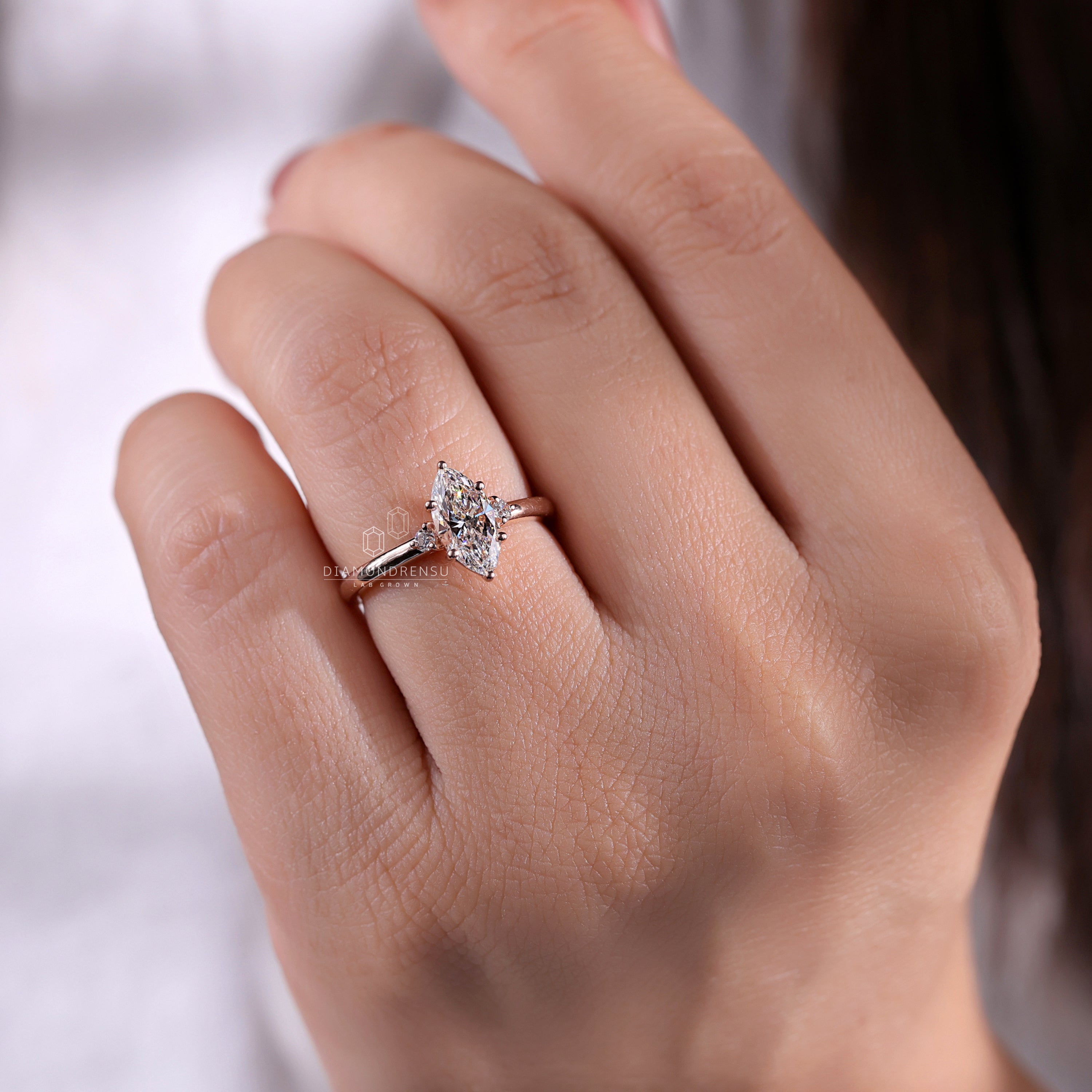 Dazzling round cut diamond ring with sparkle.