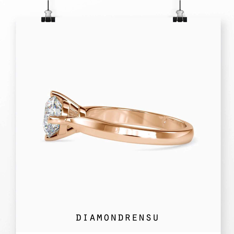 Basket setting round diamond ring in rose gold.
