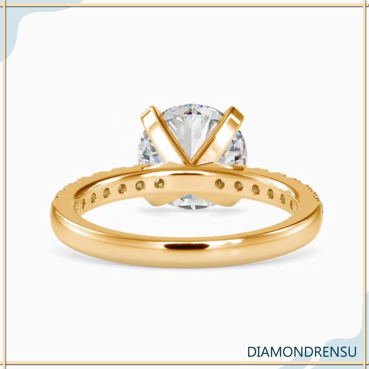 Customise engagement ring with round diamond.

