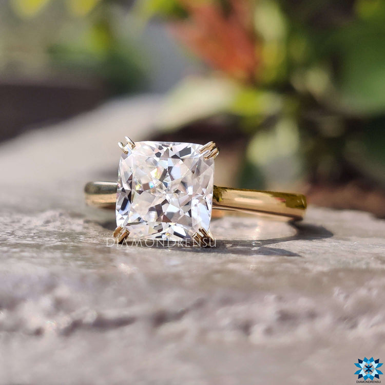 Double claw prong setting on yellow gold ring.
