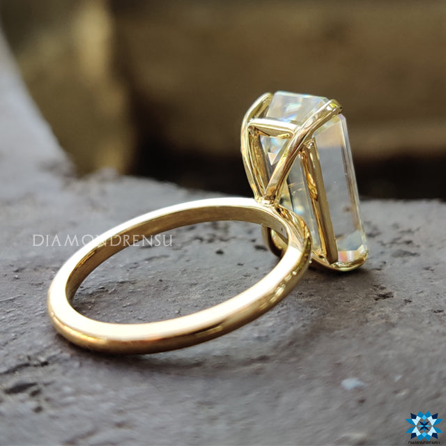 Diamondrensu UK engagement ring designed with emerald cut moissanite.
