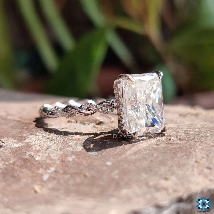 Round cut pave band in white gold.
